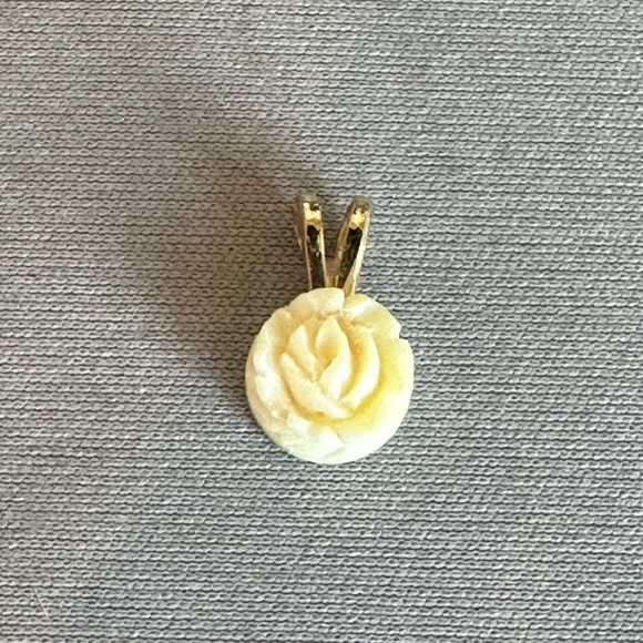Jewelry - Vintage Ivory Rose Pendant